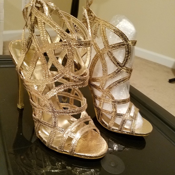 🎉 NWOT Gold Metallic Gladiator - Picture 1 of 6